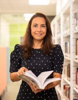 professora na biblioteca