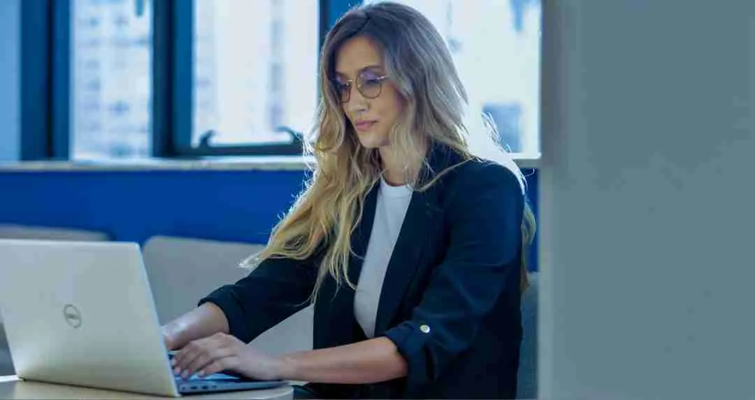 Mulher usando um notebook