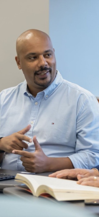 homem prestando atenção em algo