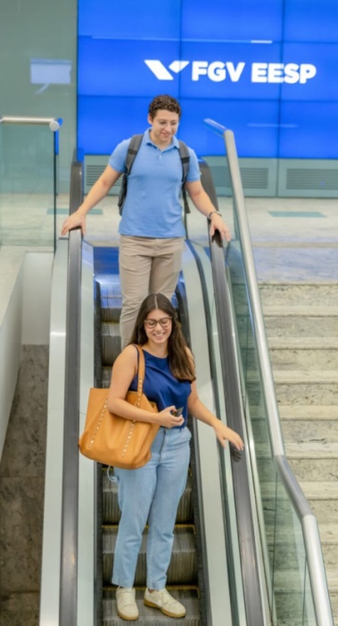 Pessoas descendo a escada rolante