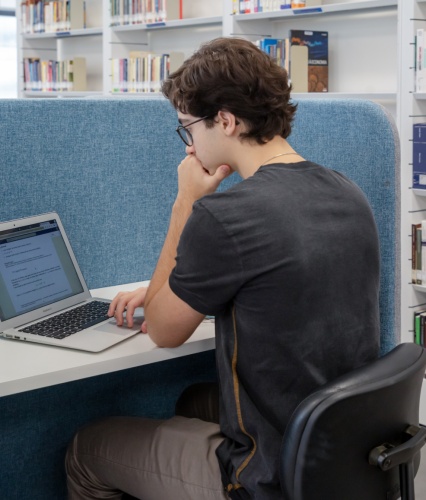 jovem estudando com notebook