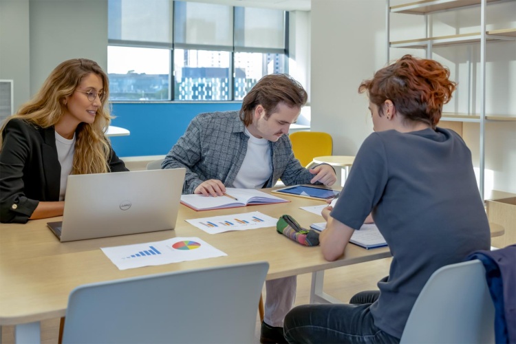 alunos conversando em mesa de estudo