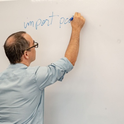 pessoa escrevendo no quadro