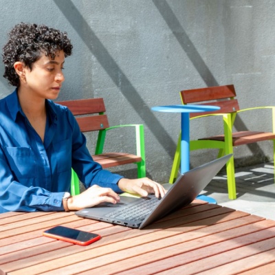 pessoa usando notebook