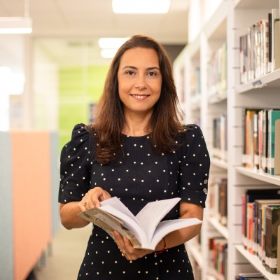 professora na biblitoeca