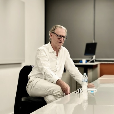 professor sentado