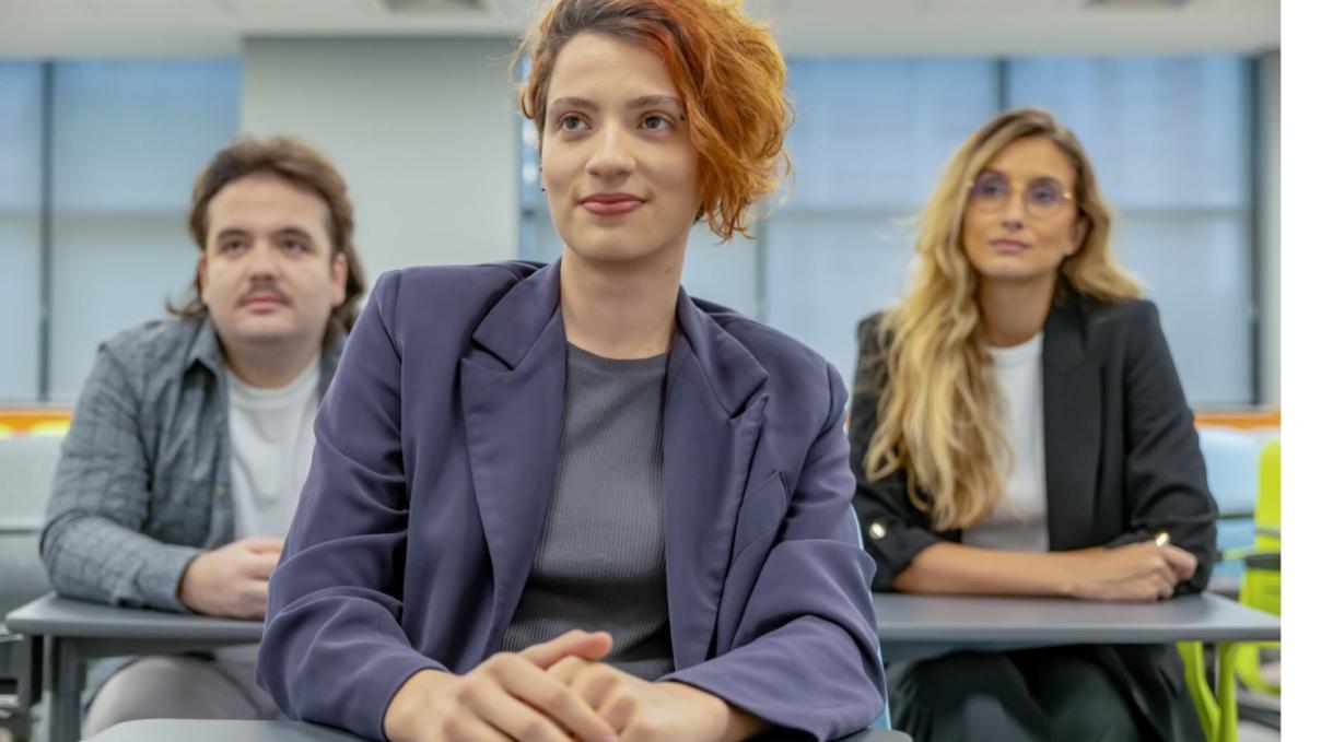 Três estudantes em aula